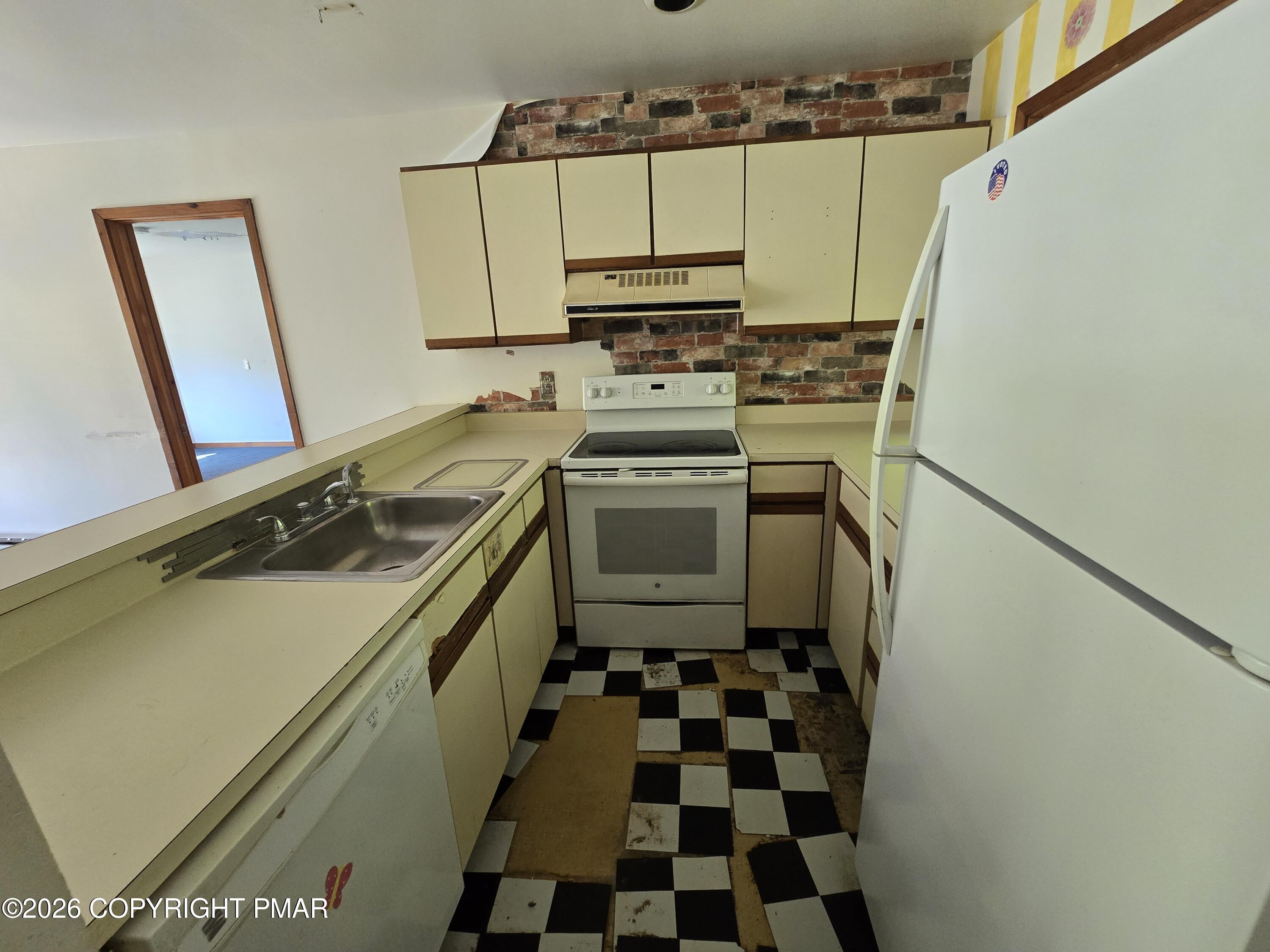 338 Hollow Road East Stroudsburg, PA 18302 - Photo 2 of 20 Kitchen