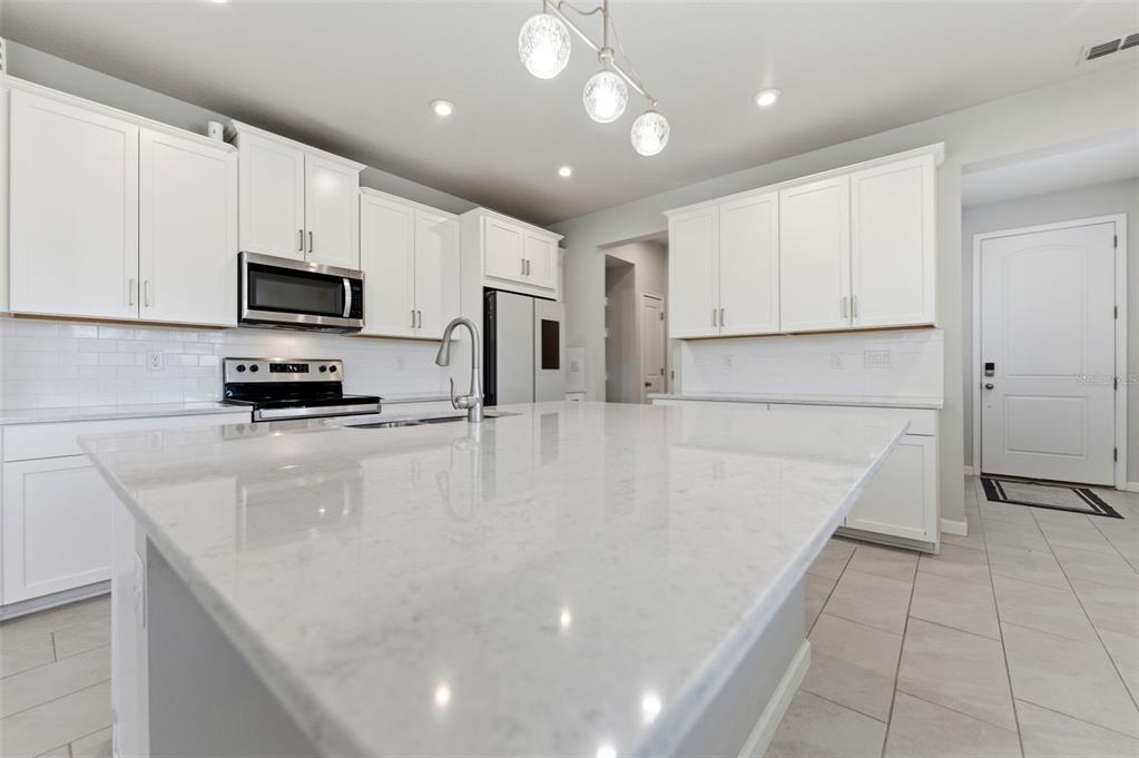 2587 Everglade Way Lutz, FL 33558 - Photo 6 of 41