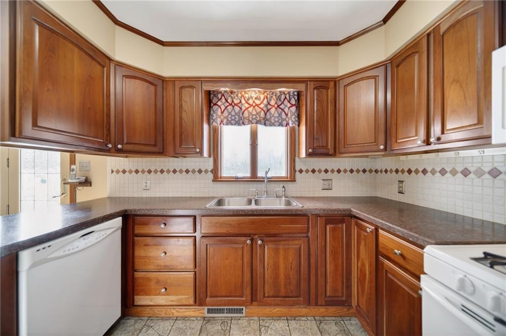 1183 Country Club Road Brookville, PA 15825 - Photo 4 of 36