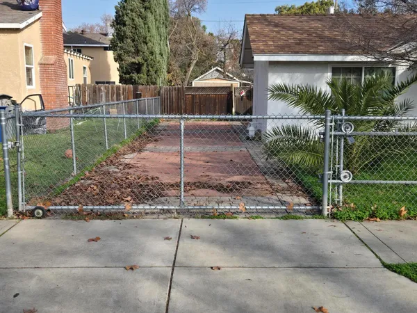 a view of a house with backyard and garden
