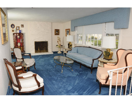 9 Jeanne Road Randolph, MA 02368 - Photo 3 of 14 Gallery Image 3