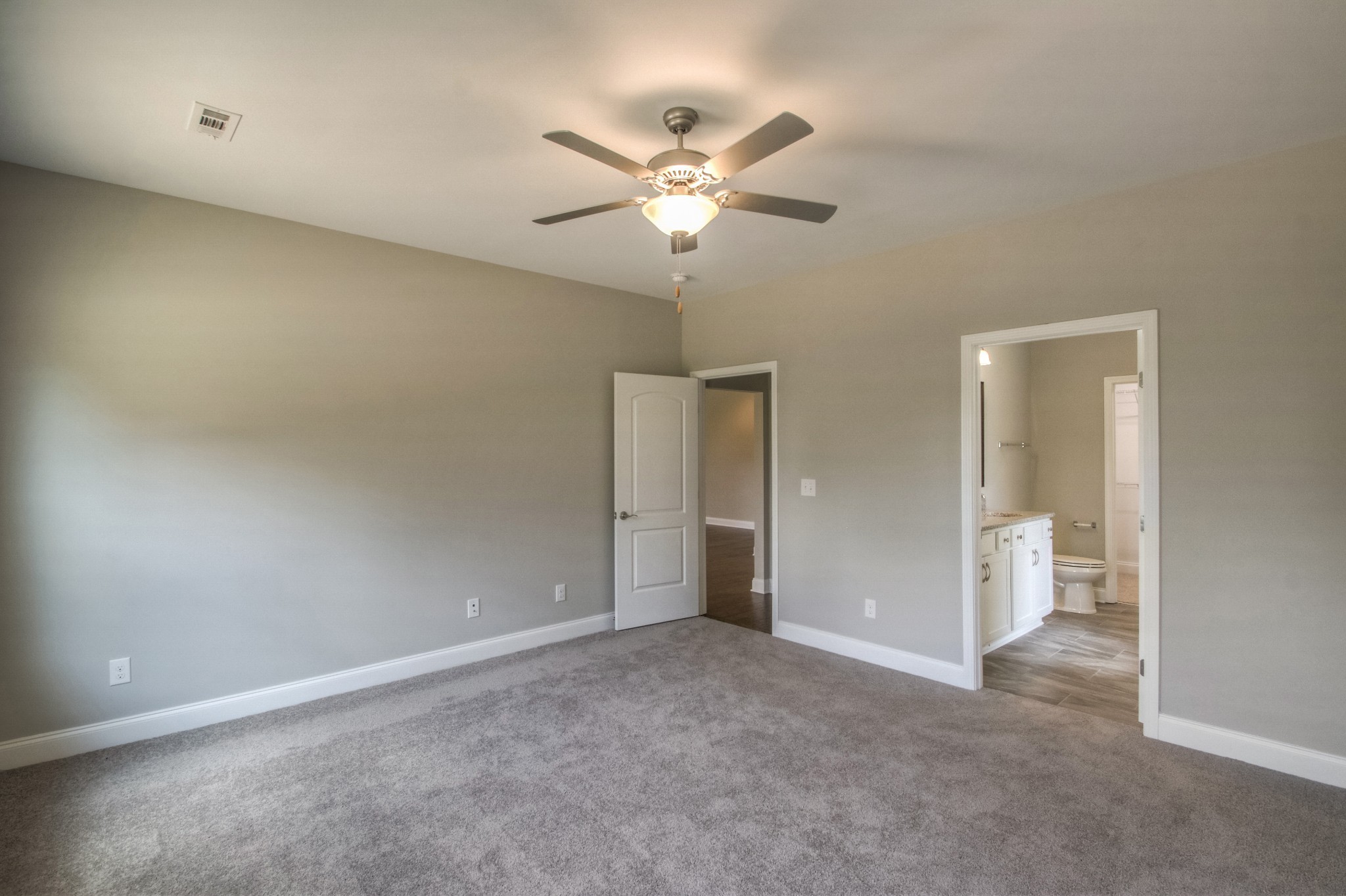 1529 Holton Road Gallatin, TN 37066 - Photo 17 of 33 an empty room with closet and a ceiling fan