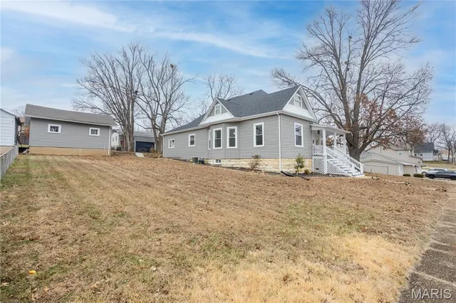 $229,900 | 422 North 7th Street, De Soto, MO 63020