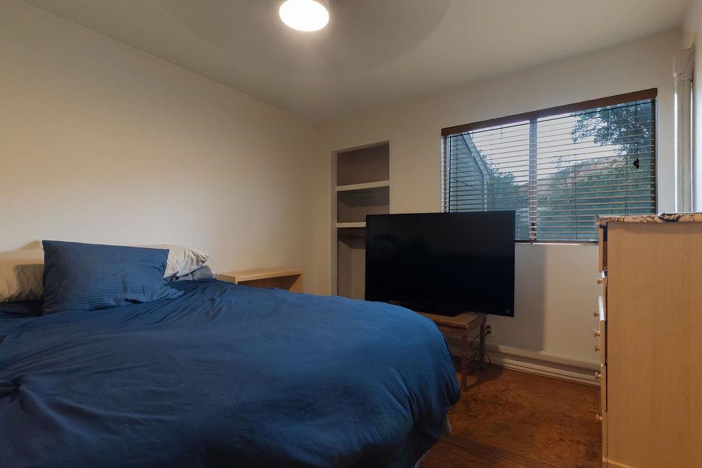 140 Uwapo Road, Unit 29101 Kihei, HI 96753 - Photo 6 of 13 a bed sitting in a bedroom next to a window