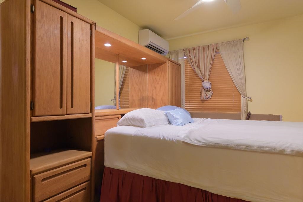 140 Uwapo Road, Unit 29101 Kihei, HI 96753 - Photo 7 of 13 a bedroom with a bed and a window