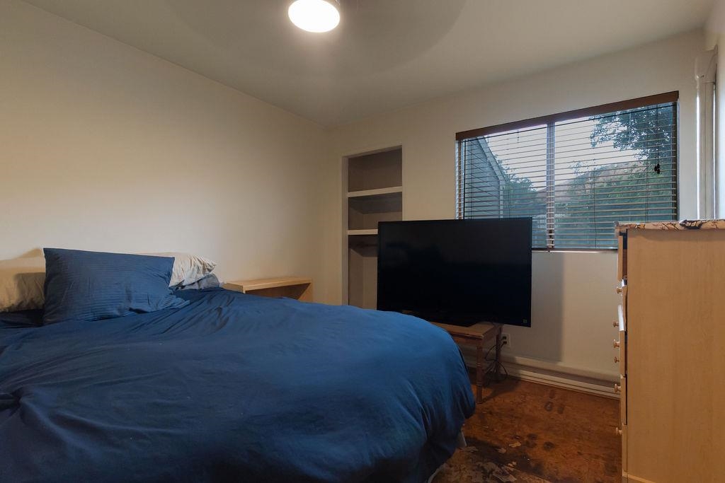 140 Uwapo Road, Unit 29101 Kihei, HI 96753 - Photo 8 of 13 a bed sitting in a bedroom next to a window