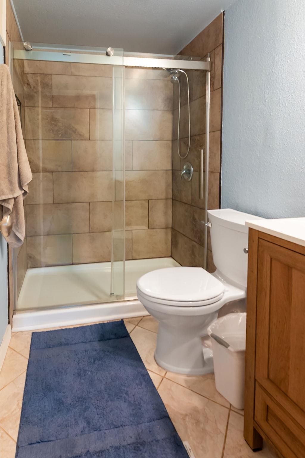 140 Uwapo Road, Unit 29101 Kihei, HI 96753 - Photo 9 of 13 a bathroom with a toilet and shower