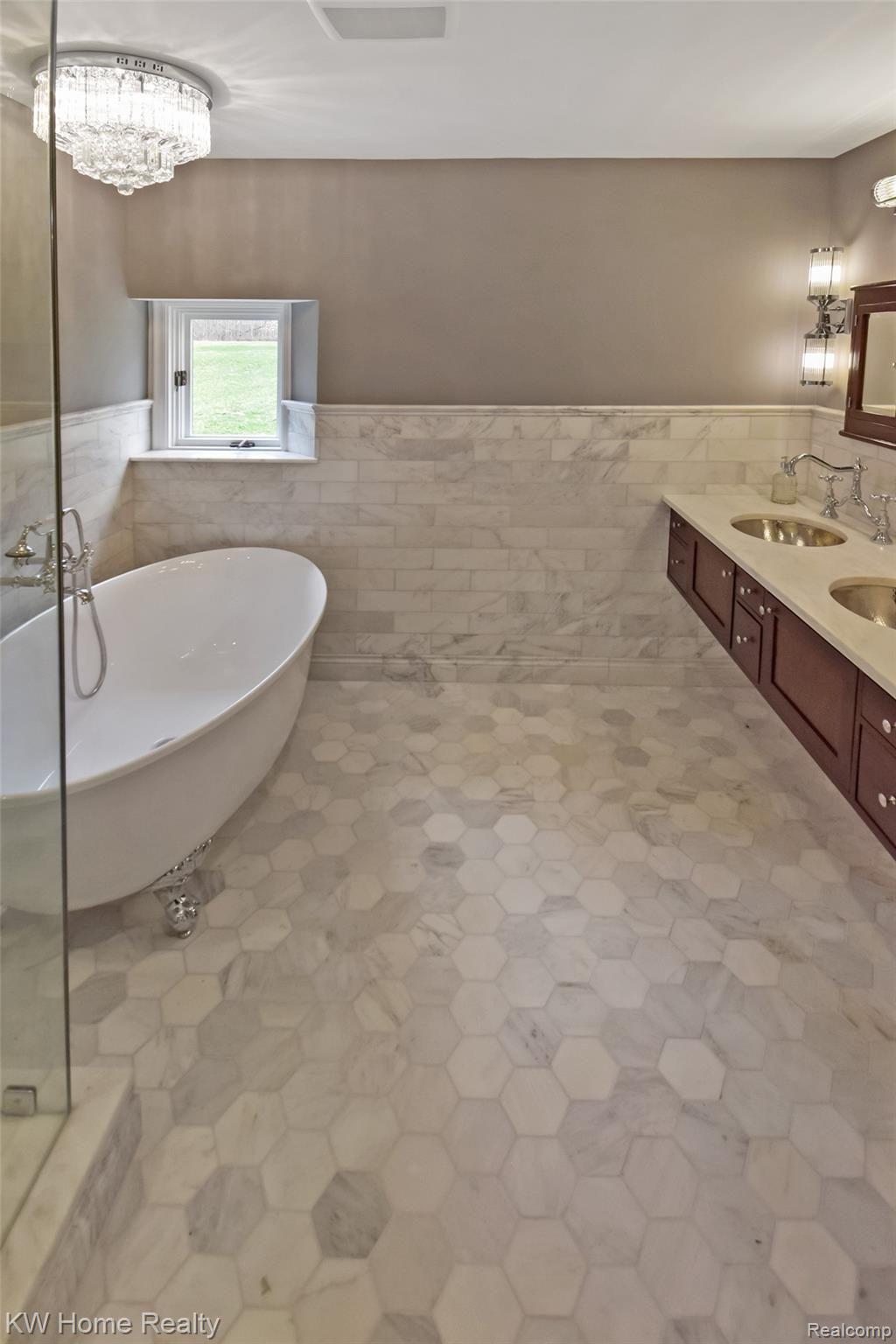 34536 Quaker Valley Road Farmington, MI 48331 - Photo 16 of 55 MasterBAth.jpg