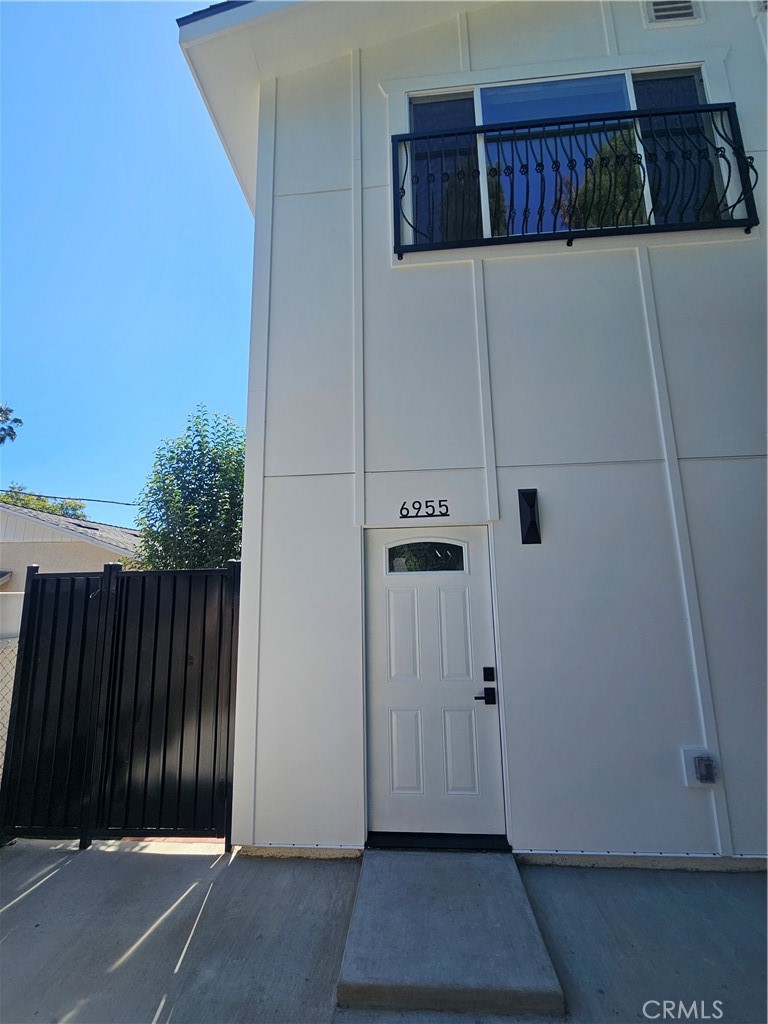 6955 Rhea Reseda, CA 91335 - Photo 14 of 16 Front door entrance