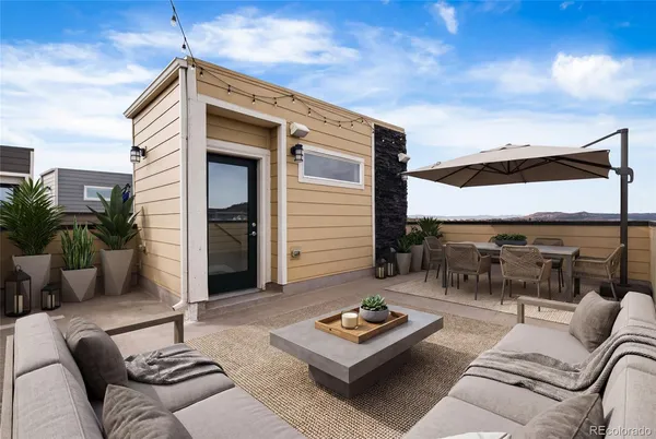 a view of a house with backyard