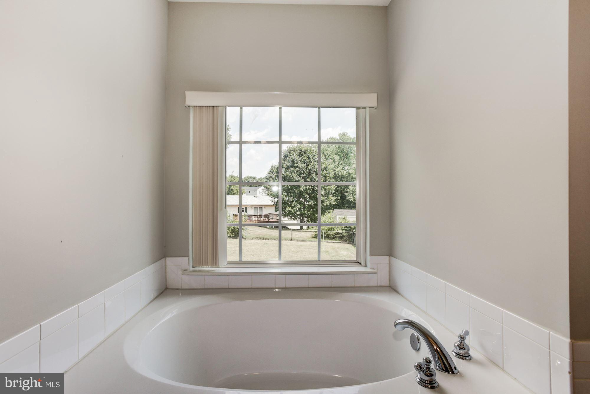 9535 North Laurel Road Laurel, MD 20723 - Photo 21 of 49 Primary Bedroom Suite Bath | Soaking Tub