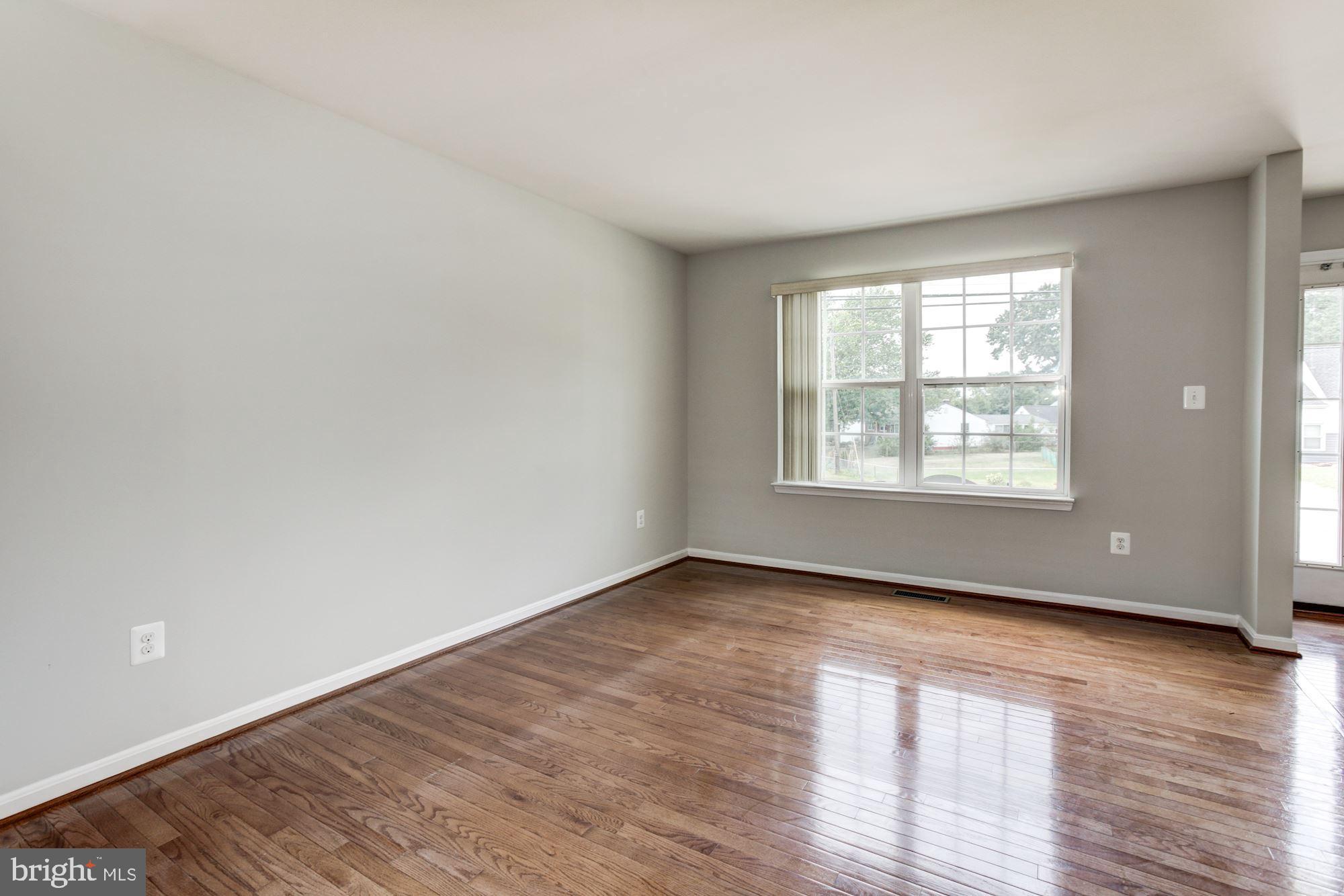 9535 North Laurel Road Laurel, MD 20723 - Photo 5 of 49 Living Room