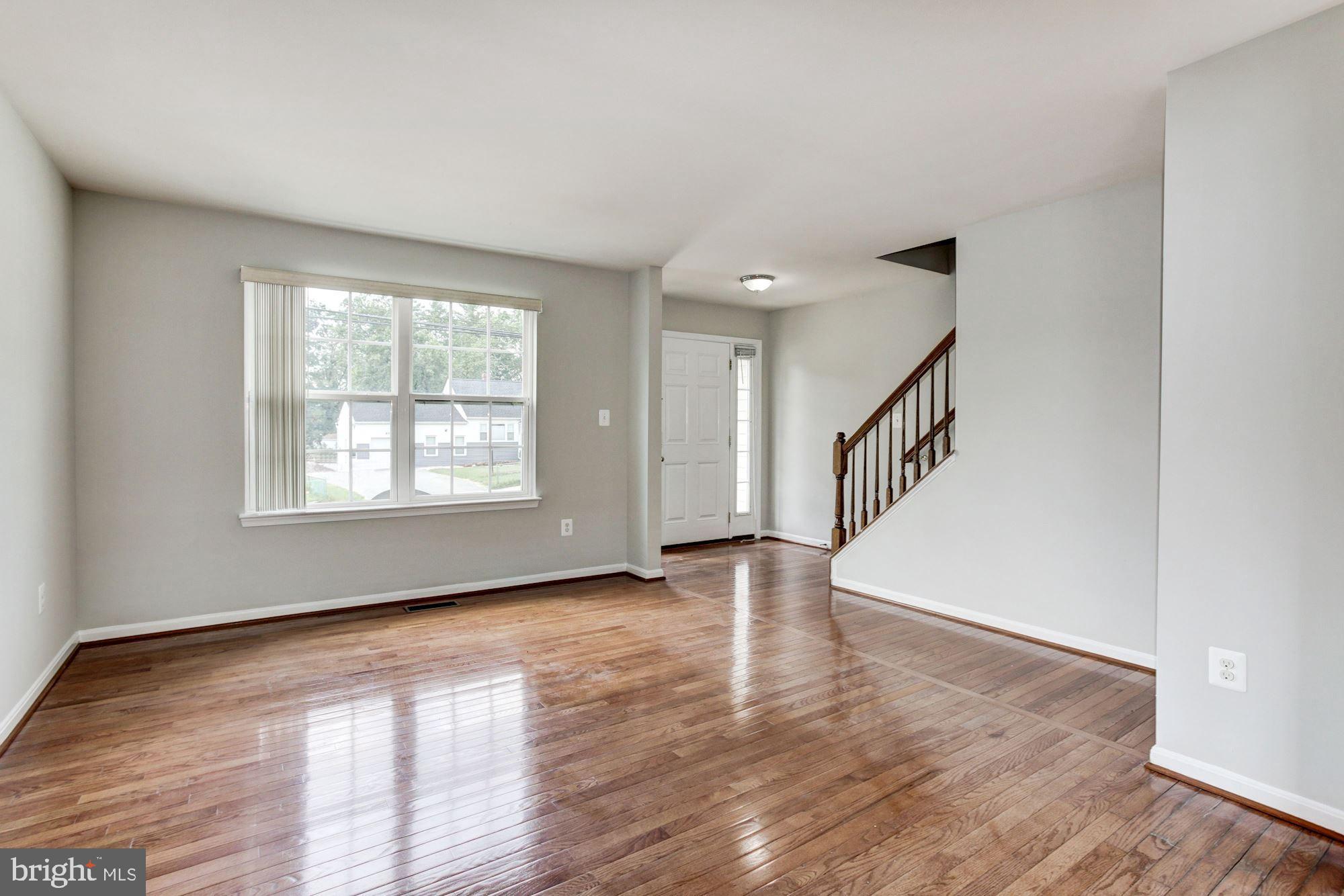 9535 North Laurel Road Laurel, MD 20723 - Photo 6 of 49 Living Room