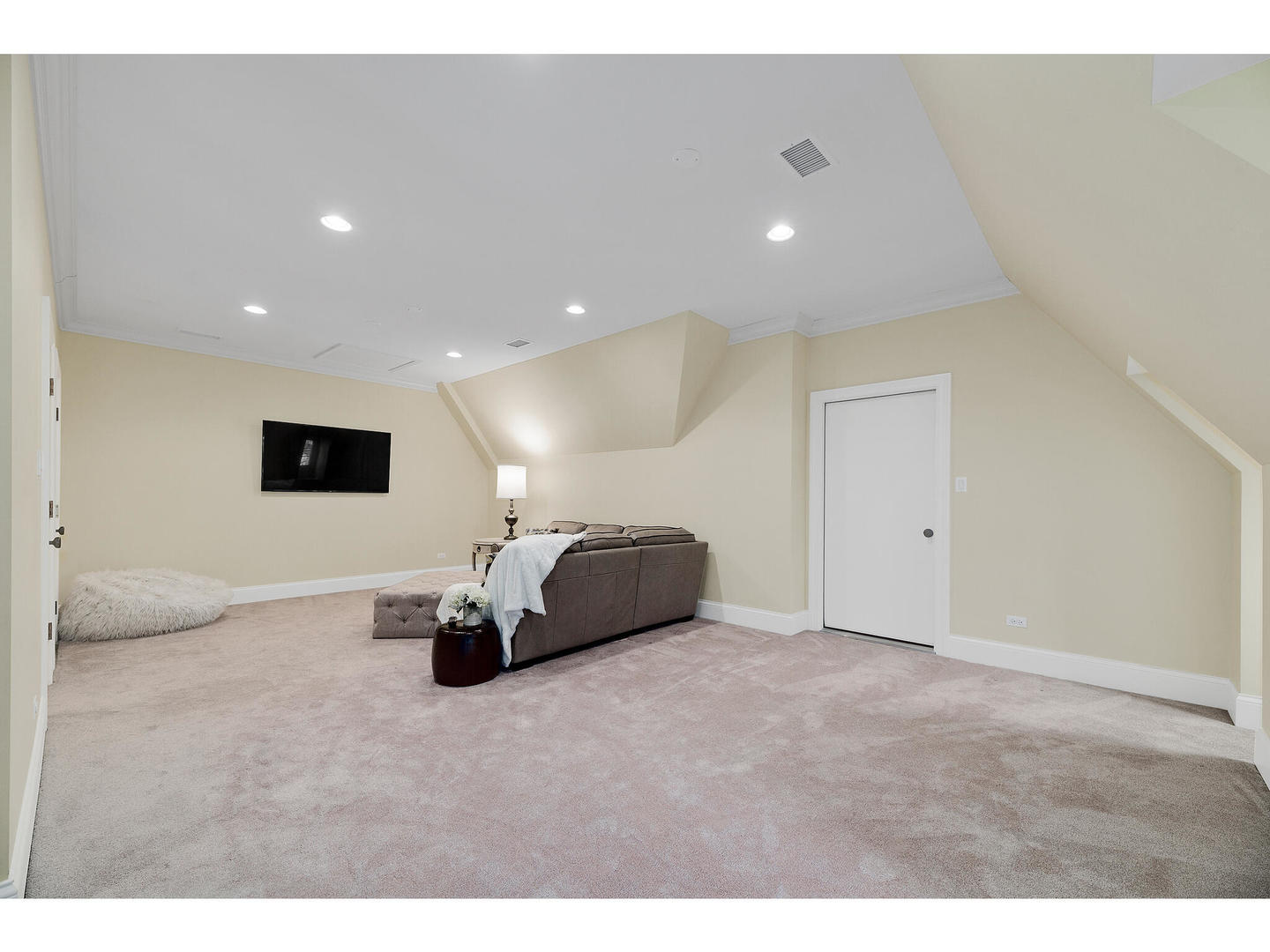 728 Cleveland Road Hinsdale, IL 60521 - Photo 32 of 35 a living room with furniture and a flat screen tv