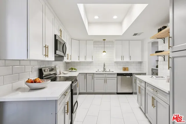 $689,000 | 4242 Stansbury Avenue, Unit 104, Sherman Oaks, CA 91423