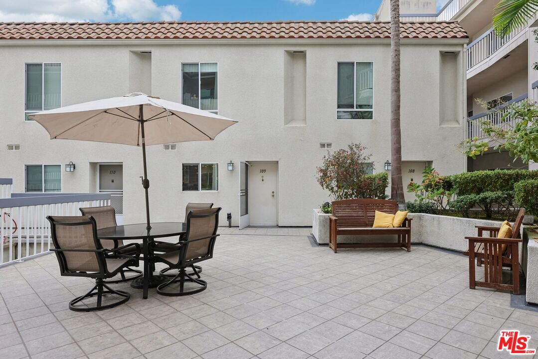 4242 Stansbury Avenue, Unit 104 Sherman Oaks, CA 91423 - Photo 34 of 38 a outdoor space with a barbeque
