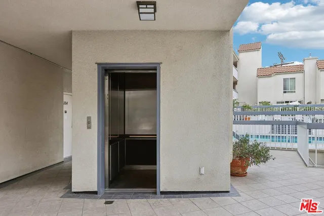 $689,000 | 4242 Stansbury Avenue, Unit 104, Sherman Oaks, CA 91423