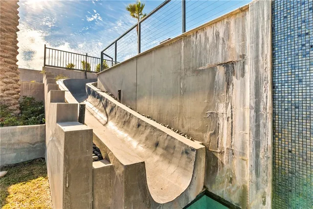 a view of a house with backyard and trees