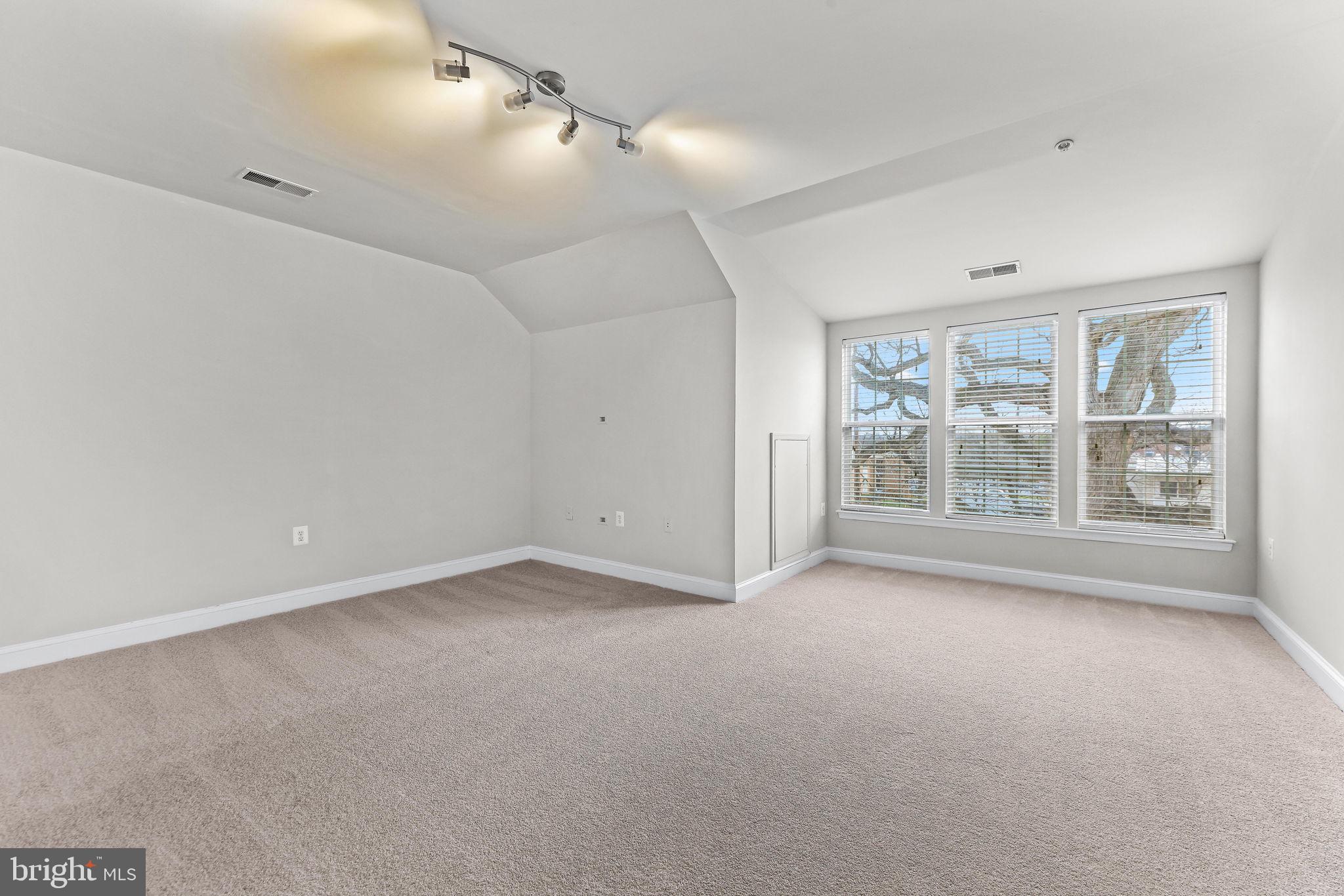 224 North Summit Avenue Gaithersburg, MD 20877 - Photo 30 of 34 an empty room with windows