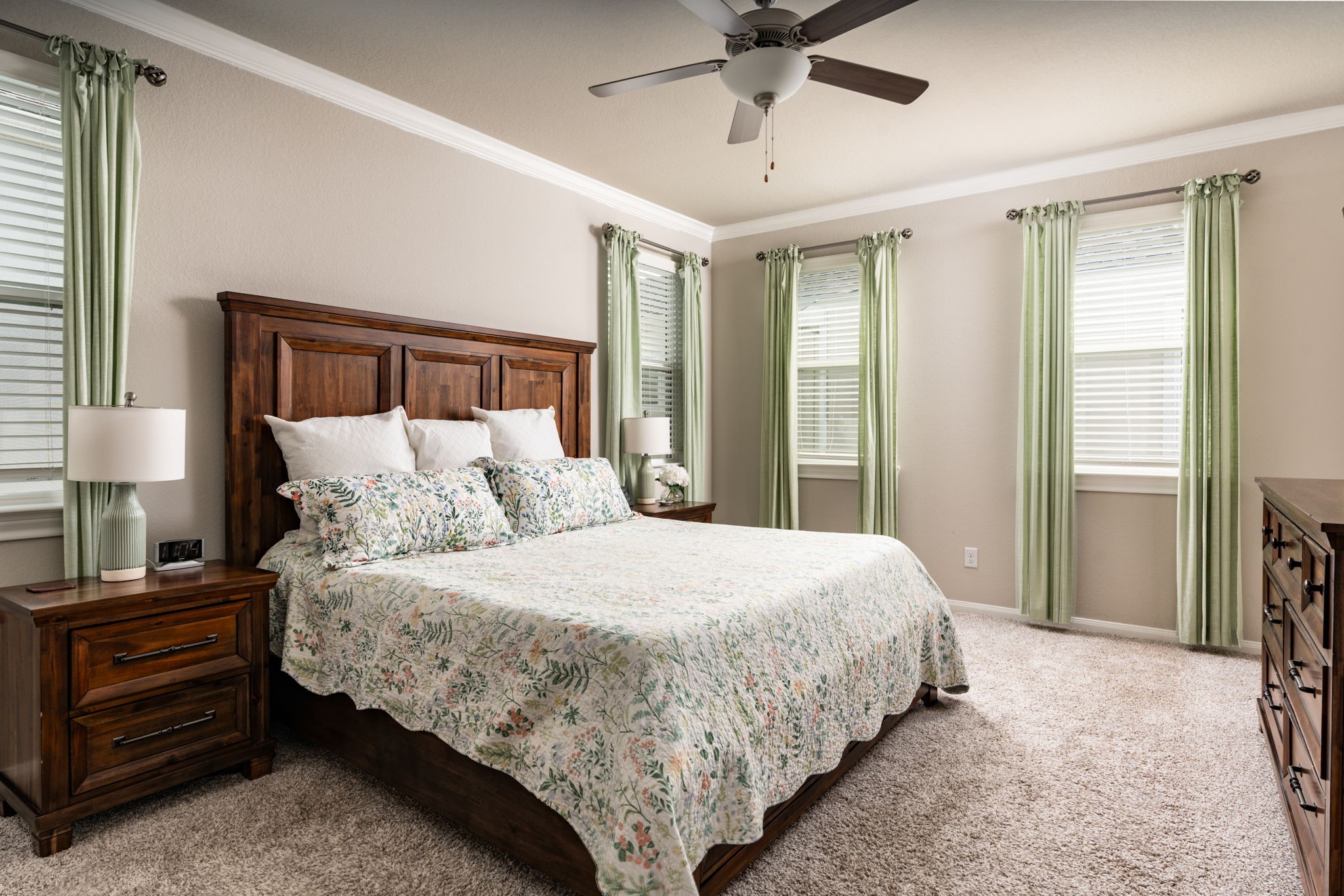 9810 Falling Fern Lane Houston, TX 77080 - Photo 11 of 30 Bright and spacious primary bedroom featuring crown molding.