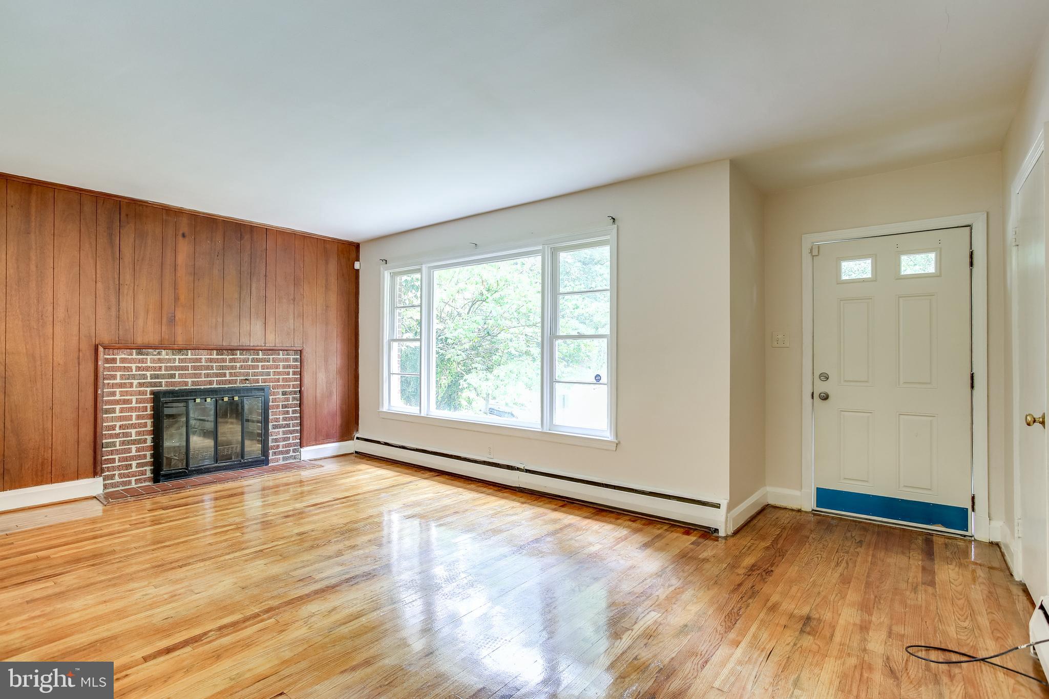 3722 Chesholm Road Baltimore, MD 21216 - Photo 4 of 23 Living room