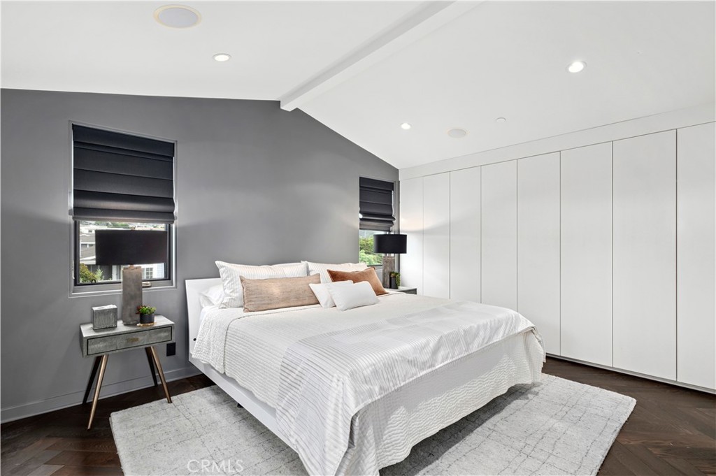 3731 5th Avenue Corona del Mar, CA 92625 - Photo 19 of 36 a bedroom with a bed and a lamp