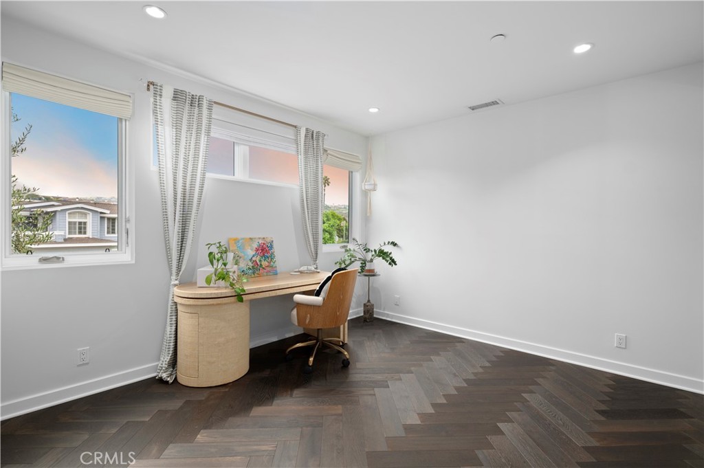 3731 5th Avenue Corona del Mar, CA 92625 - Photo 28 of 36 a workspace with wooden furniture