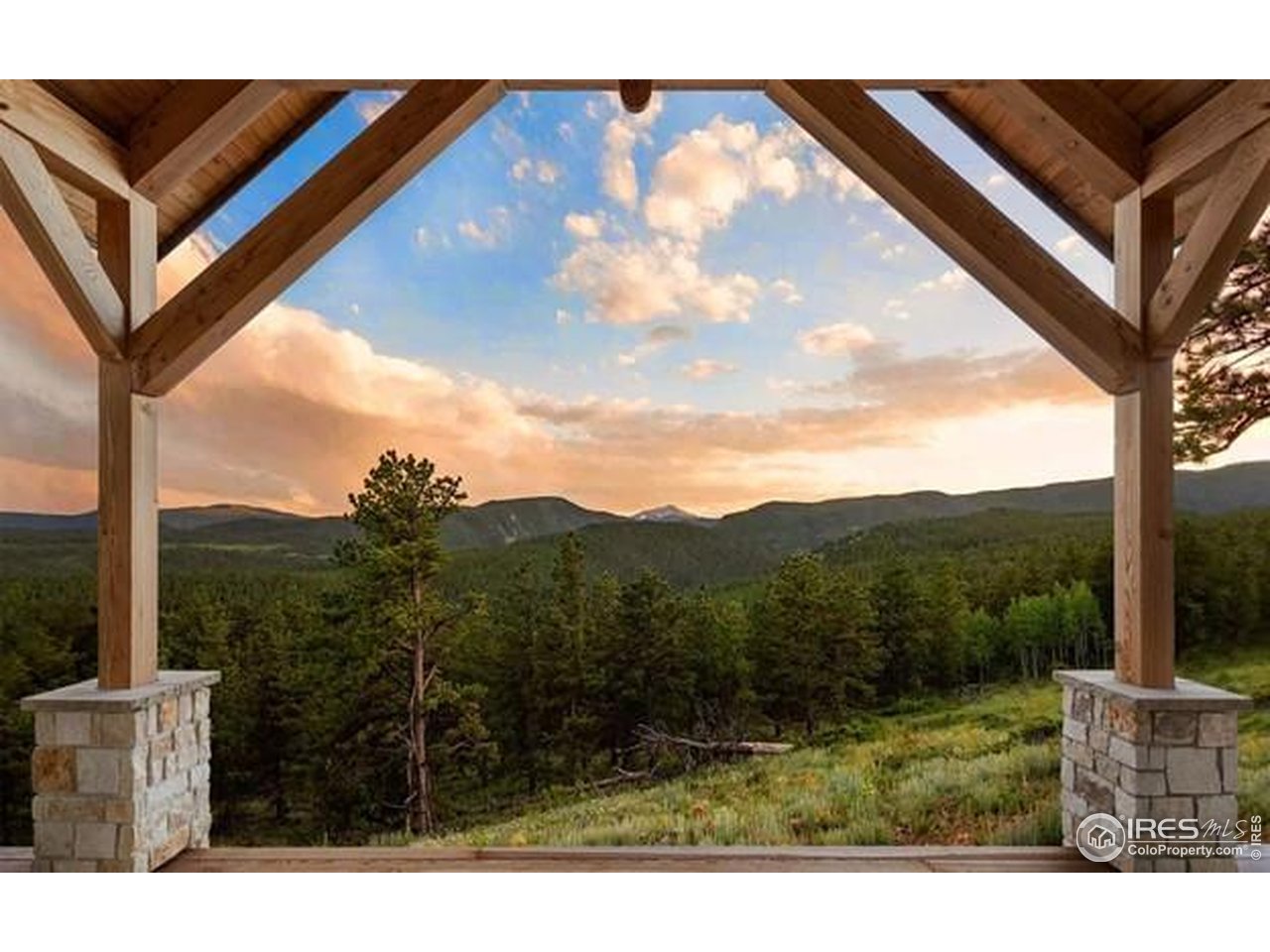 a view of a back yard