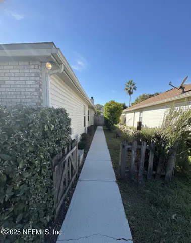a view of a house with backyard