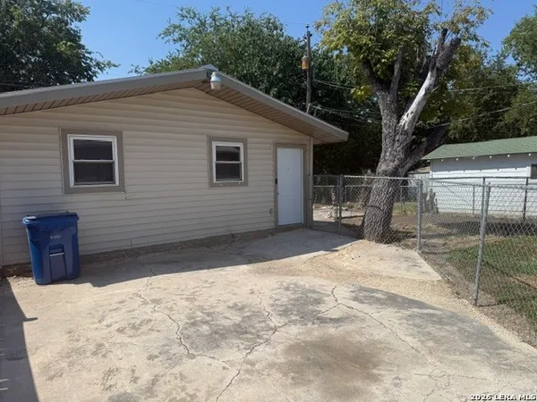 $800 | 1506 West Thorain Boulevard, Unit BACK HOUSE, San Antonio, TX 78201