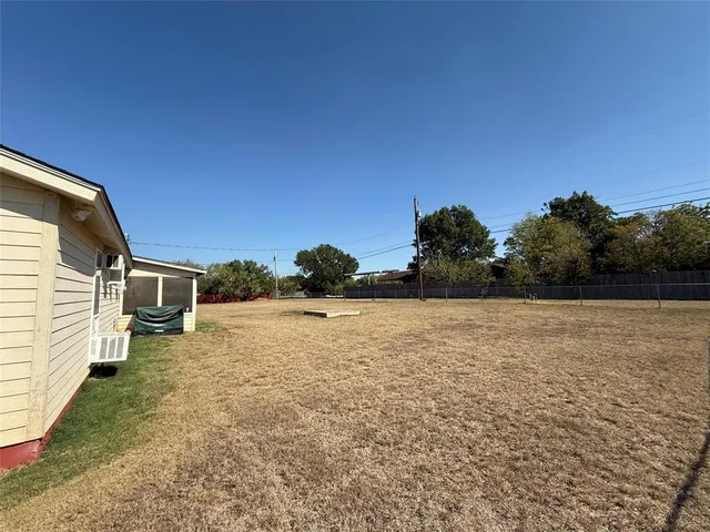 a view of a backyard