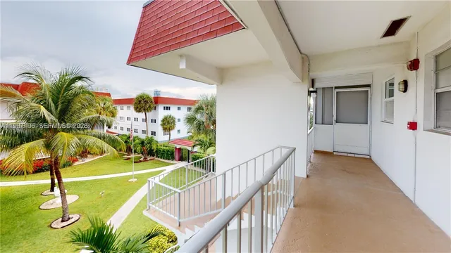 $1,900 | 580 Egret Drive, Unit 302, Hallandale Beach, FL 33009