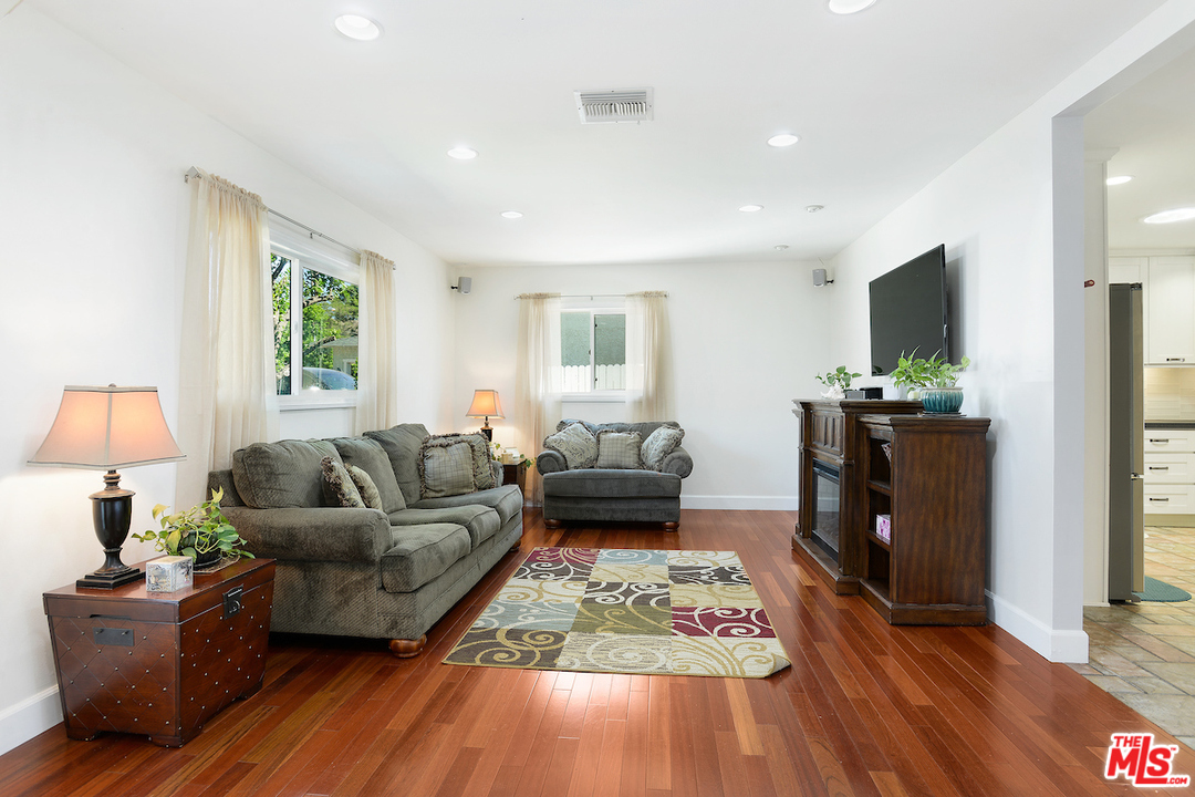 25117 Fourl Road Newhall, CA 91321 - Photo 4 of 24