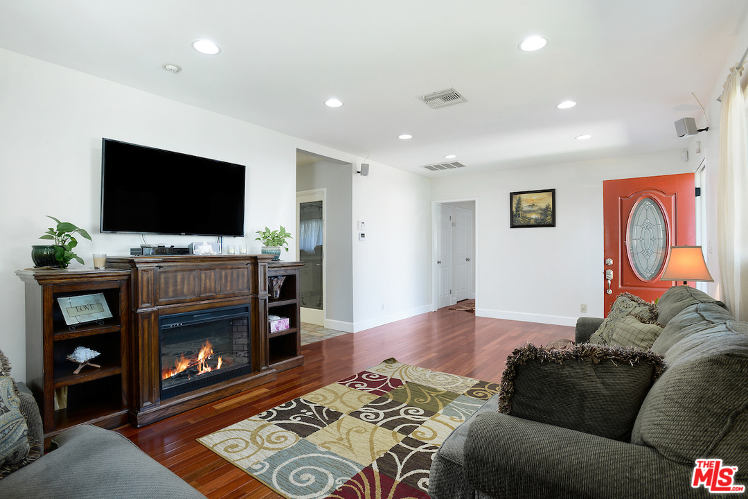 25117 Fourl Road Newhall, CA 91321 - Photo 5 of 24