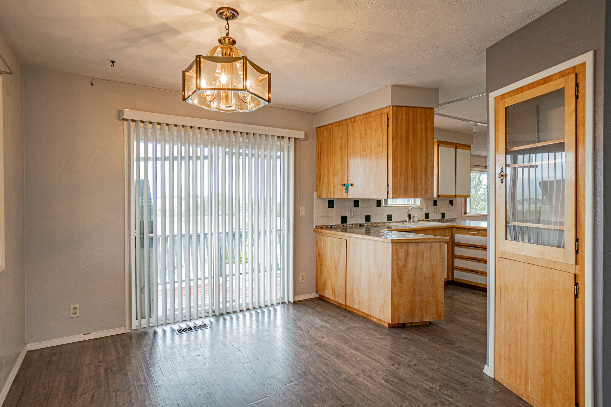 4380 Royal Crest Road Talent, OR 97540 - Photo 4 of 19 DSC00006-HDR