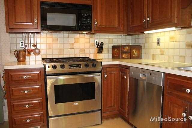 69 Handy Road Grosse Pointe, MI 48236 - Photo 15 of 29 31152786-14.JPG