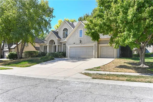 $575,000 | 10312 North Revere Avenue, Kansas City, MO 64154