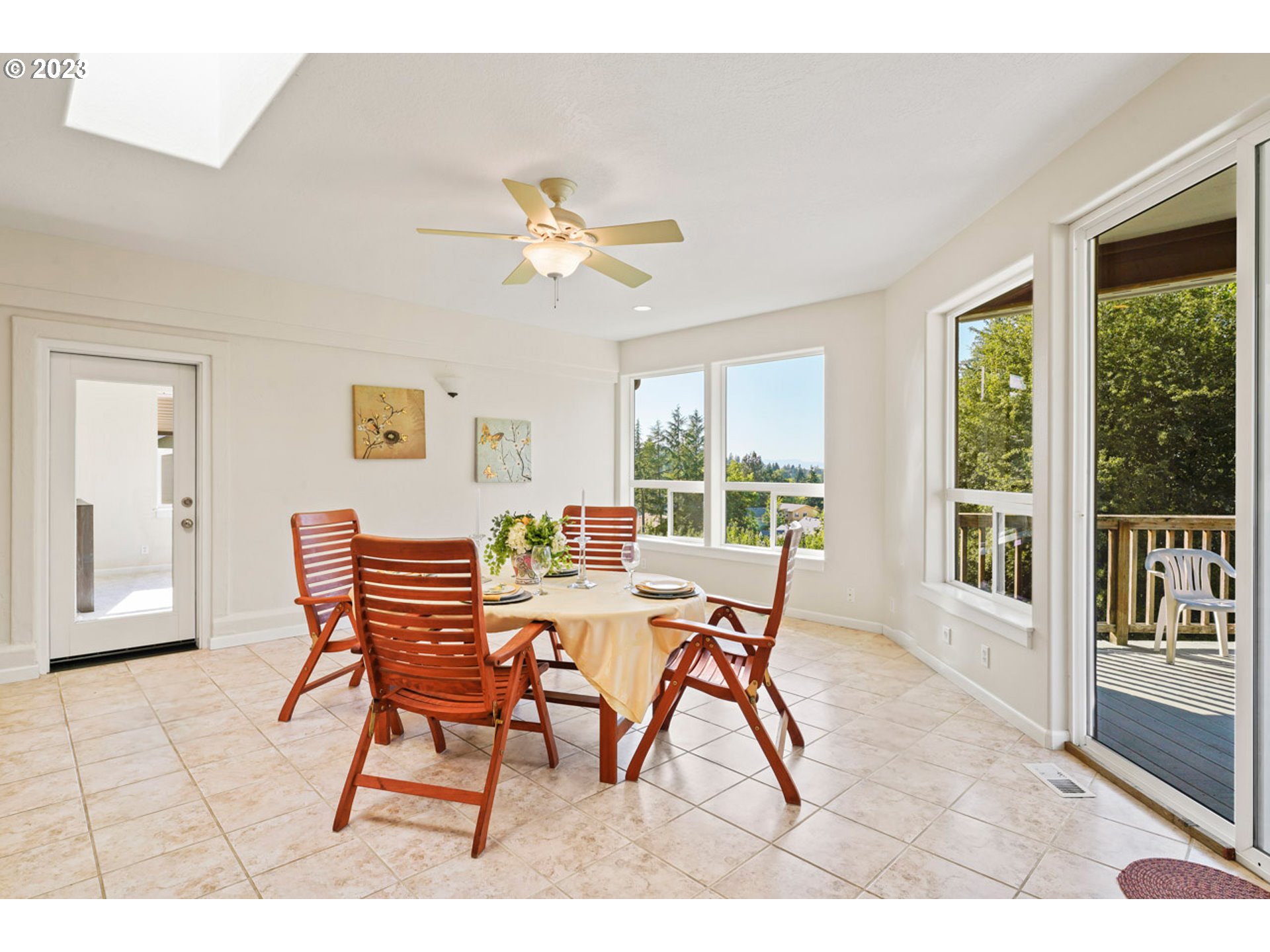 2920 Adams Street Eugene, OR 97405 - Photo 19 of 38 a dining room with furniture and a large window
