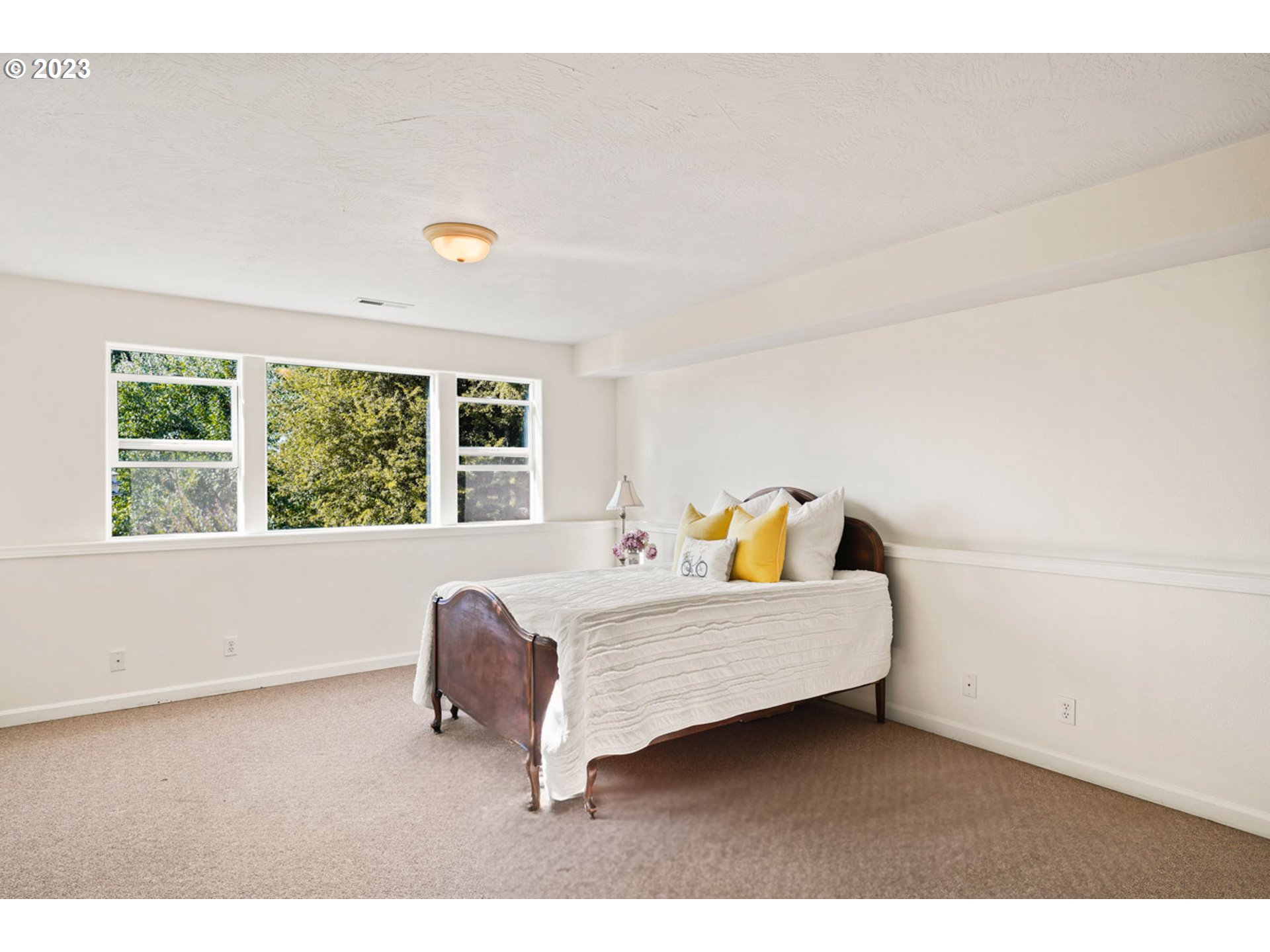 2920 Adams Street Eugene, OR 97405 - Photo 25 of 38 a living room with furniture and a window