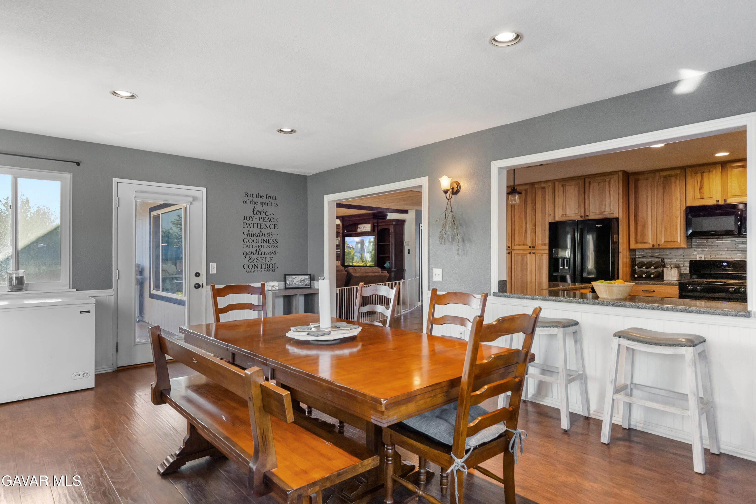 28050 Black Gold Way Tehachapi, CA 93561 - Photo 14 of 51 13
