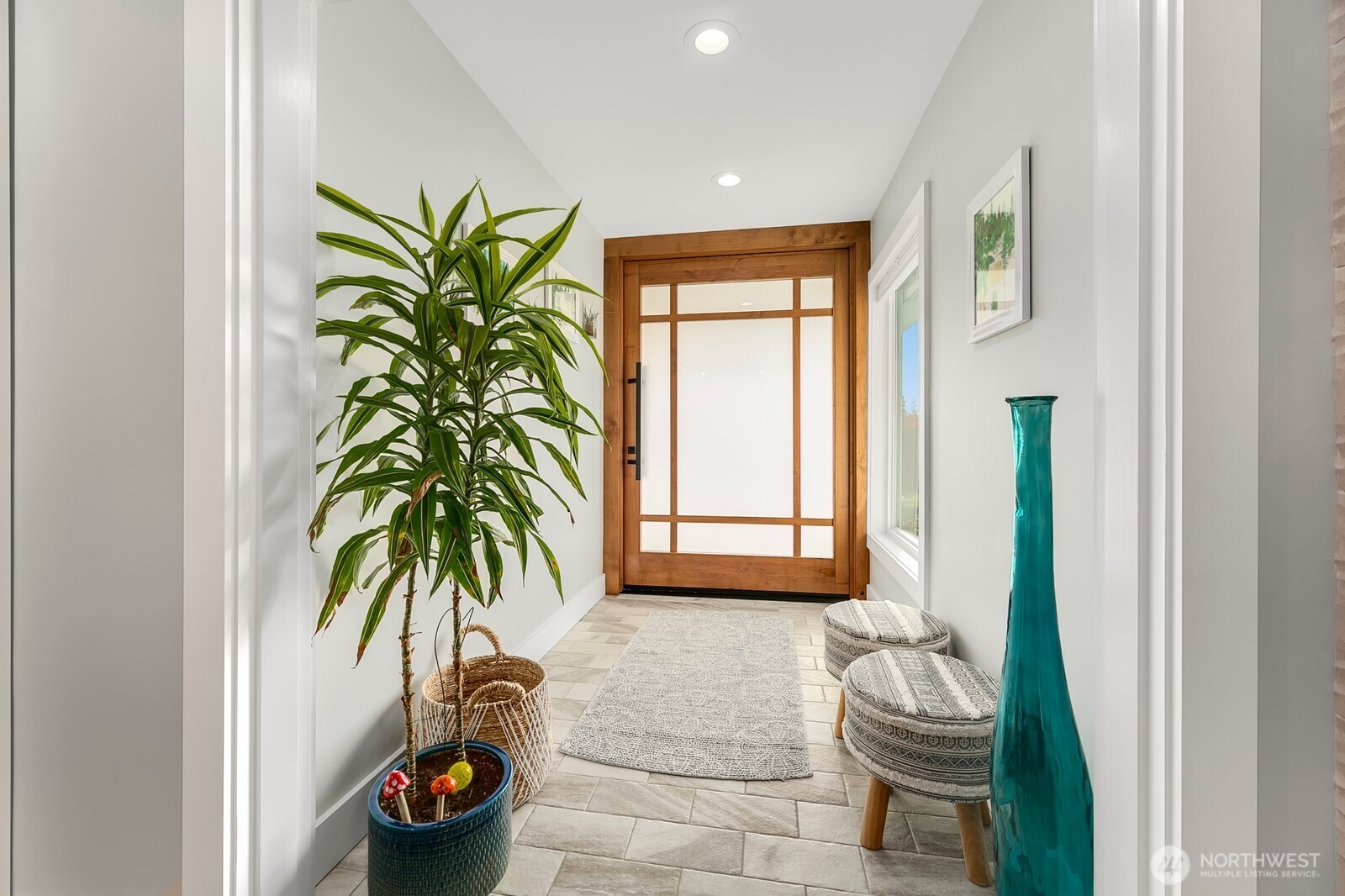 6625 136th Place Southwest Edmonds, WA 98026 - Photo 4 of 40 a living room with furniture and a potted plant