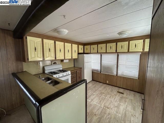 1382 Vía Deste Livermore, CA 94551 - Photo 2 of 21 a kitchen that has a stove and a refrigerator