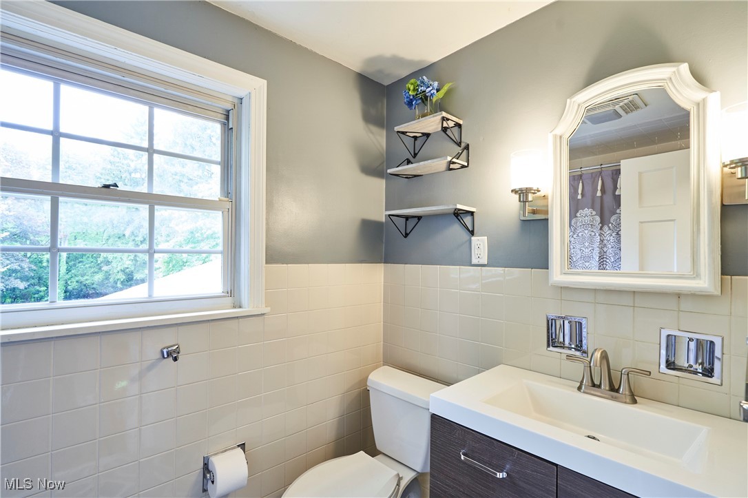 210 Hilen Road Akron, OH 44333 - Photo 16 of 27 Full bath updated in approx 2018 with tiled shower, new cabinet, sink, faucet and tile.