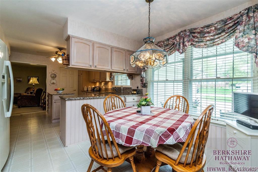 25233 Wykeshire Road Farmington Hills, MI 48336 - Photo 23 of 45