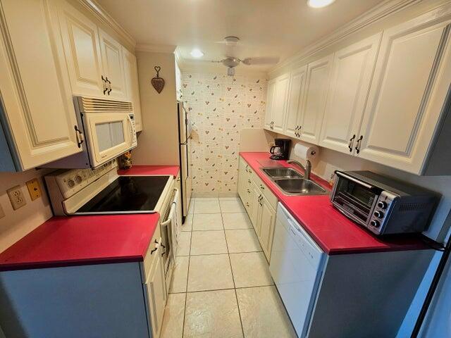 4074 Cornwall East, Unit 4074 Boca Raton, FL 33434 - Photo 3 of 21 Kitchen View