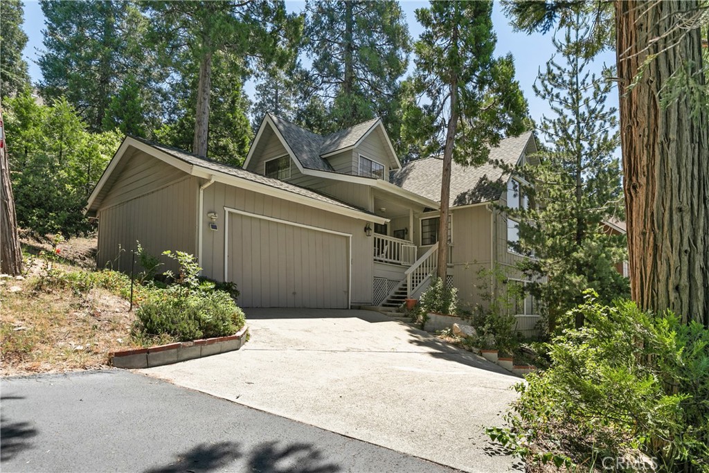 329 Grass Valley Road Lake Arrowhead, CA 92352 - Photo 5 of 31 a backyard of a house with plants and trees