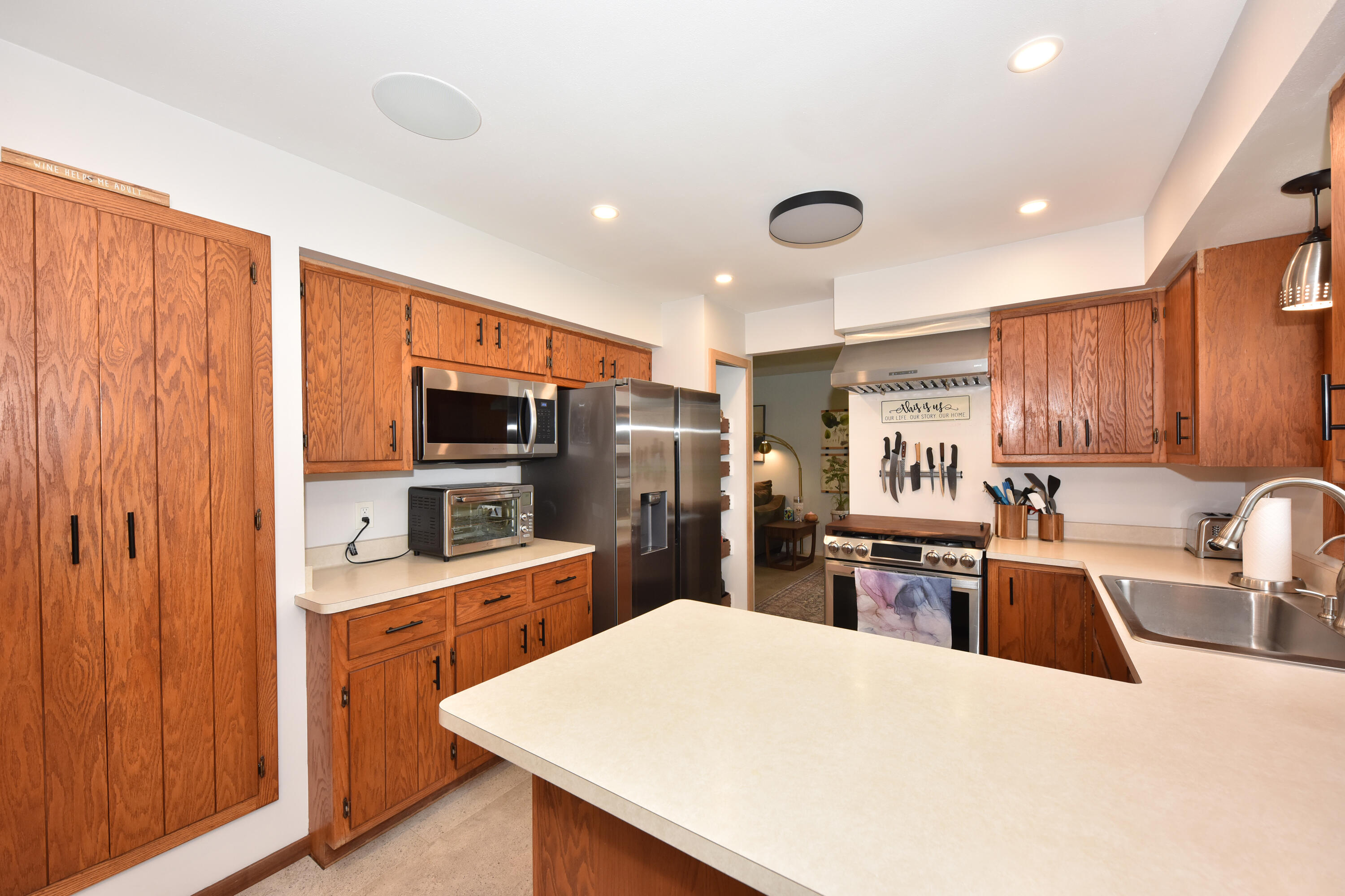 N67W33863 Loghouse Court Oconomowoc, WI 53066 - Photo 13 of 37 Kitchen