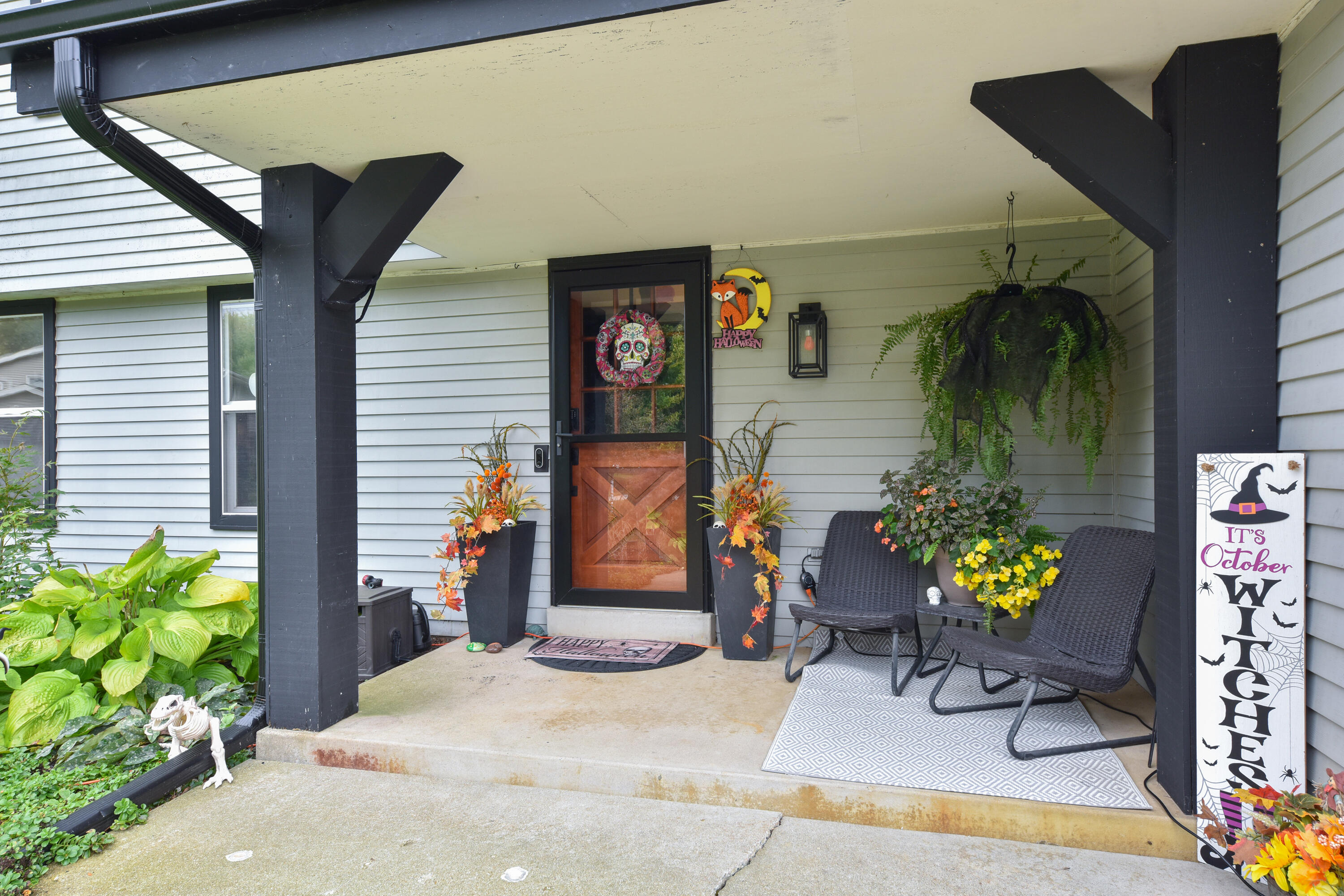 N67W33863 Loghouse Court Oconomowoc, WI 53066 - Photo 2 of 37 Front Entry