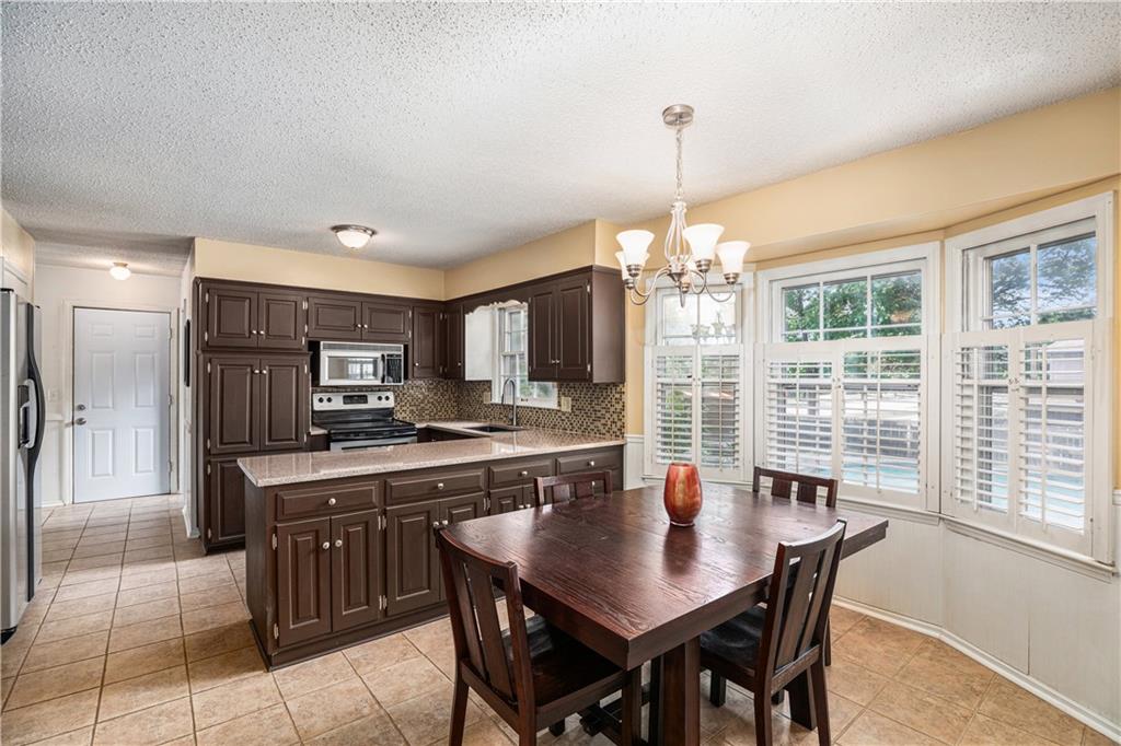 9412 Delmar Street Prairie Village, KS 66207 - Photo 11 of 47