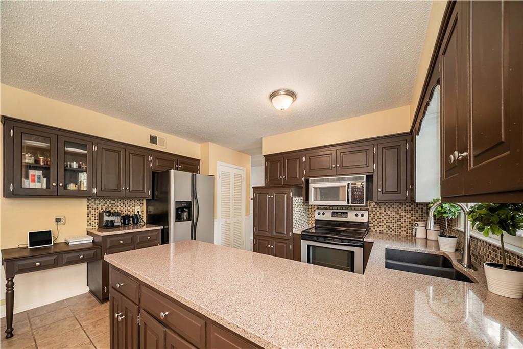 9412 Delmar Street Prairie Village, KS 66207 - Photo 13 of 47